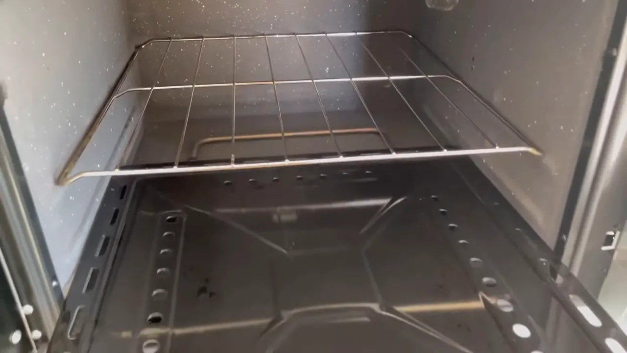 Remoção prática da bandeja coletora de resíduos na base do forno