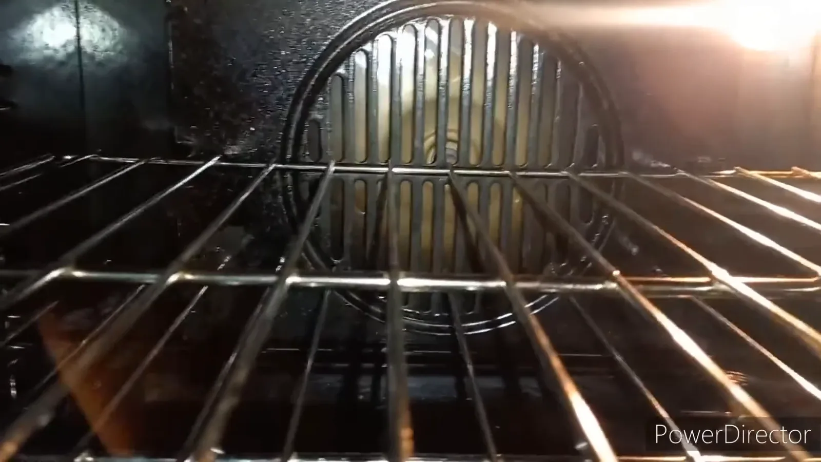 Cavidade interna iluminada do forno elétrico com sistema de convecção ativo