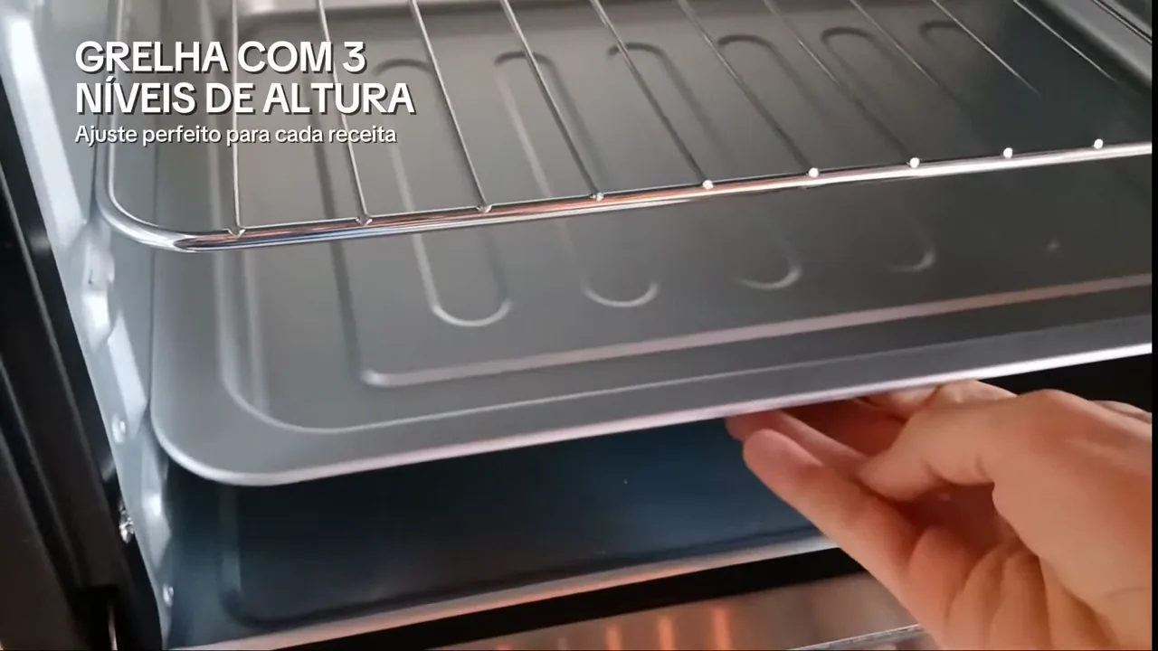 Manuseio da grelha de inox ajustável no forno elétrico Philco