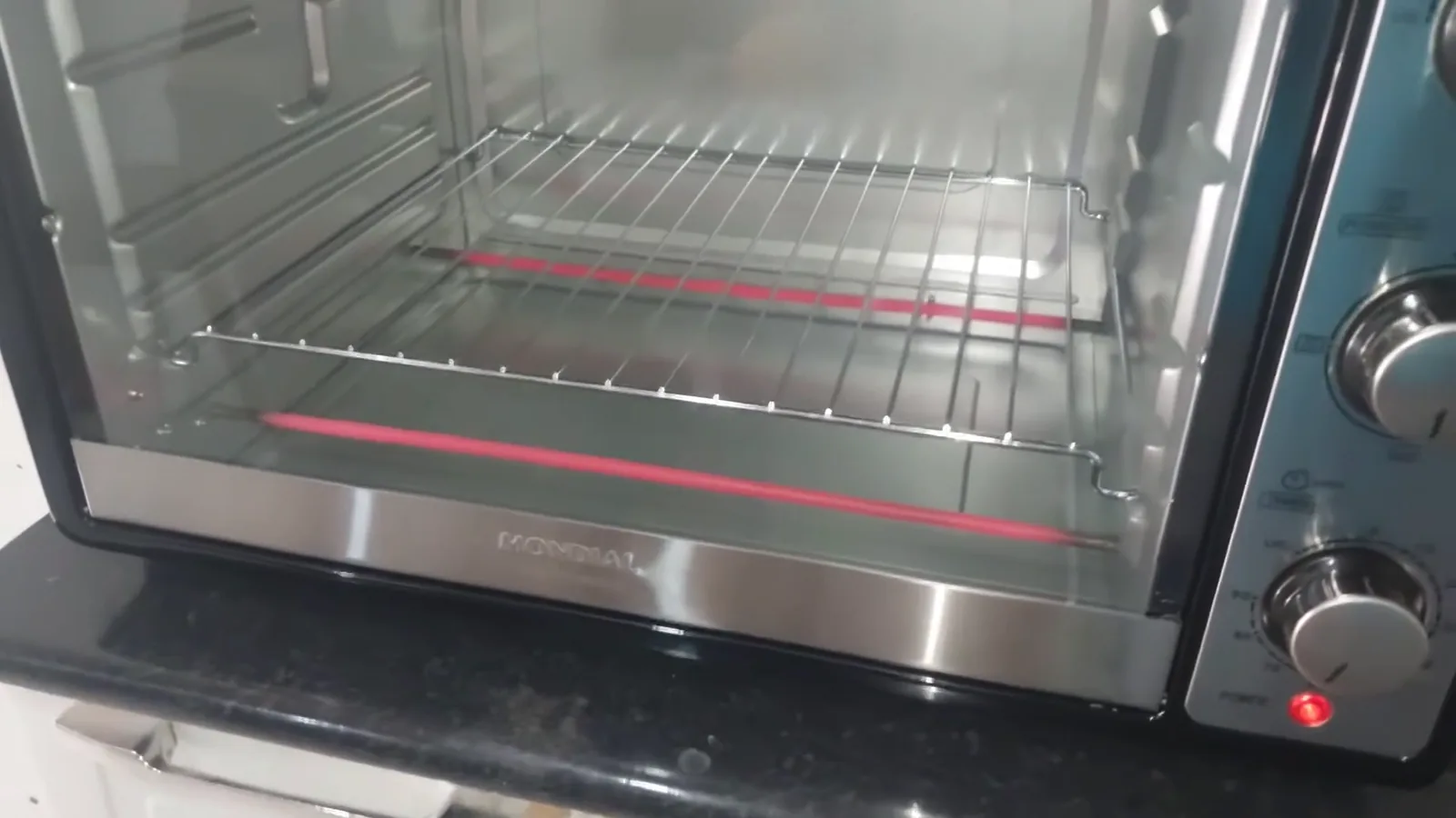 Resistência inferior incandescente durante o pré-aquecimento do forno elétrico