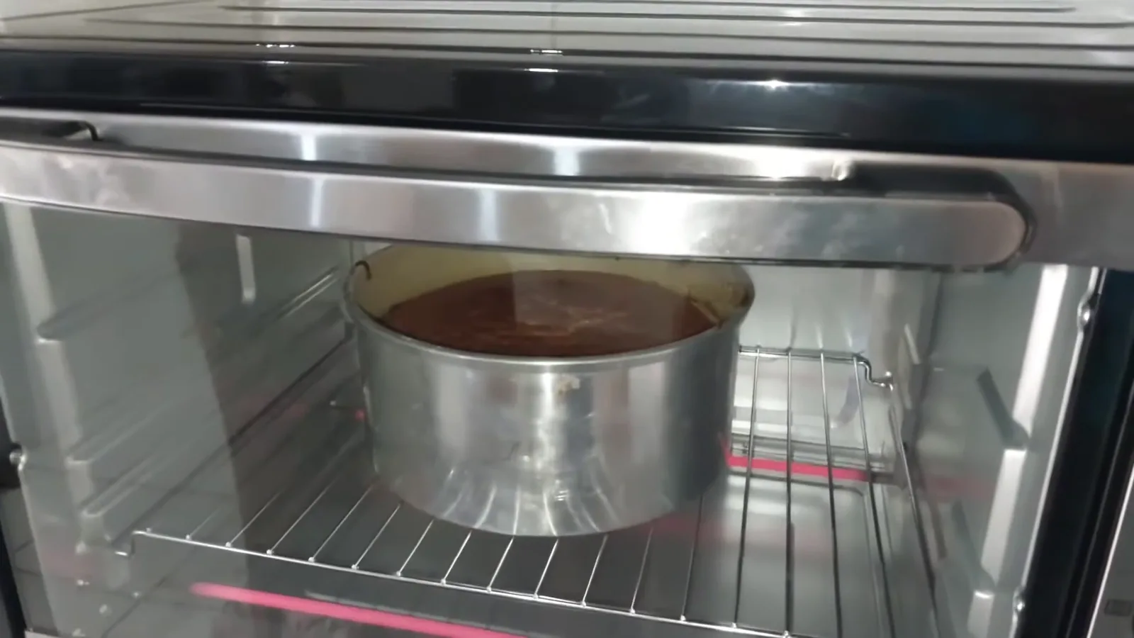 Bolo dourando uniformemente no interior da câmara de 52 litros