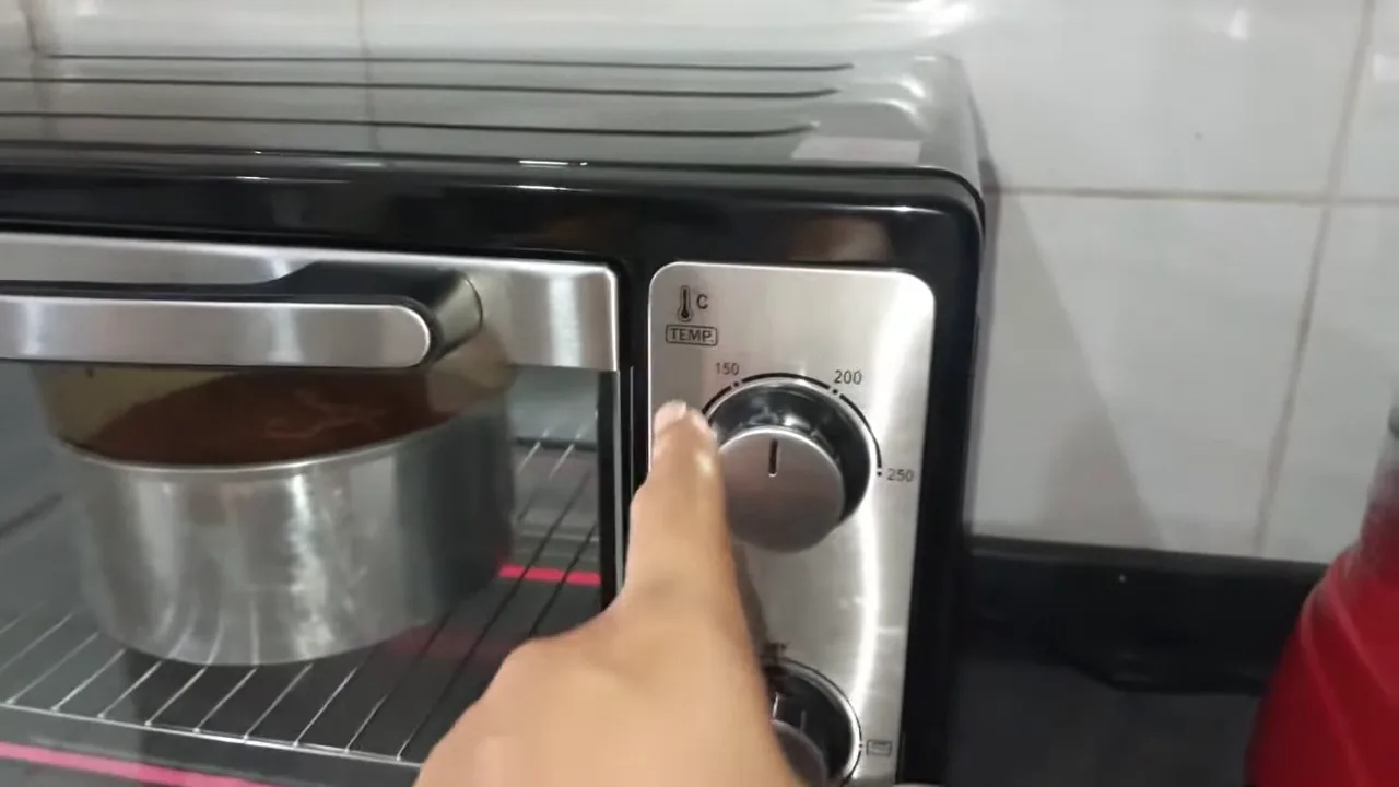 Ajuste do seletor de temperatura durante o preparo do bolo