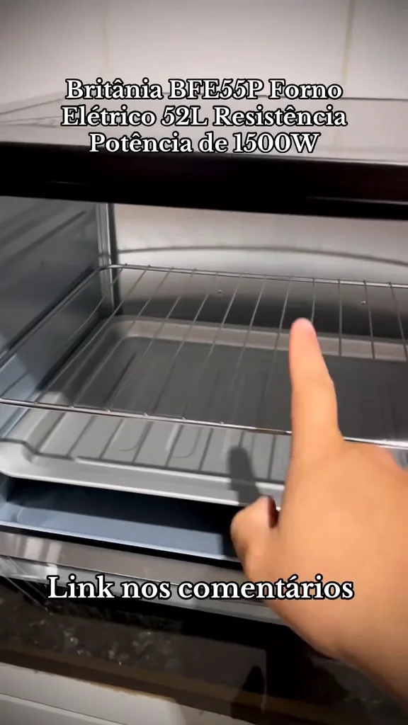 Interior do forno elétrico com grelha em inox e bandeja coletora