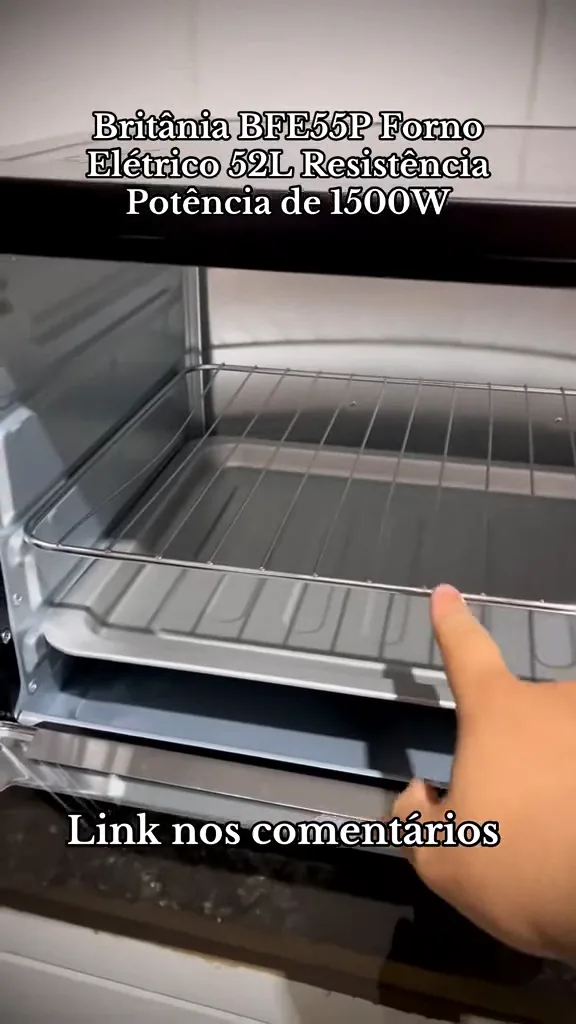 Abertura da porta exibindo grelha e bandeja coletora do forno