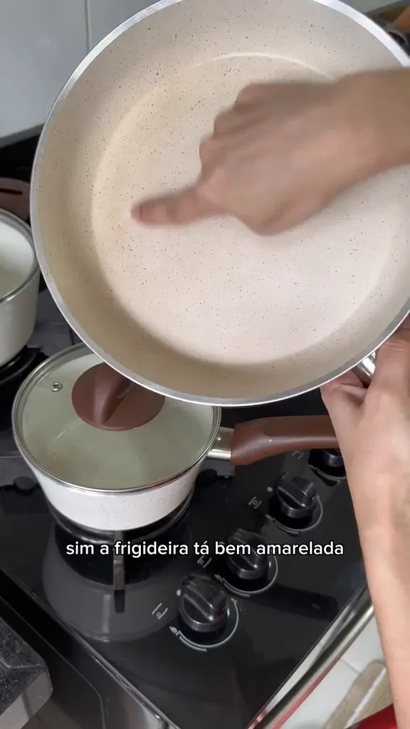 Revestimento interno cerâmico da frigideira Brinox com marcas naturais de uso
