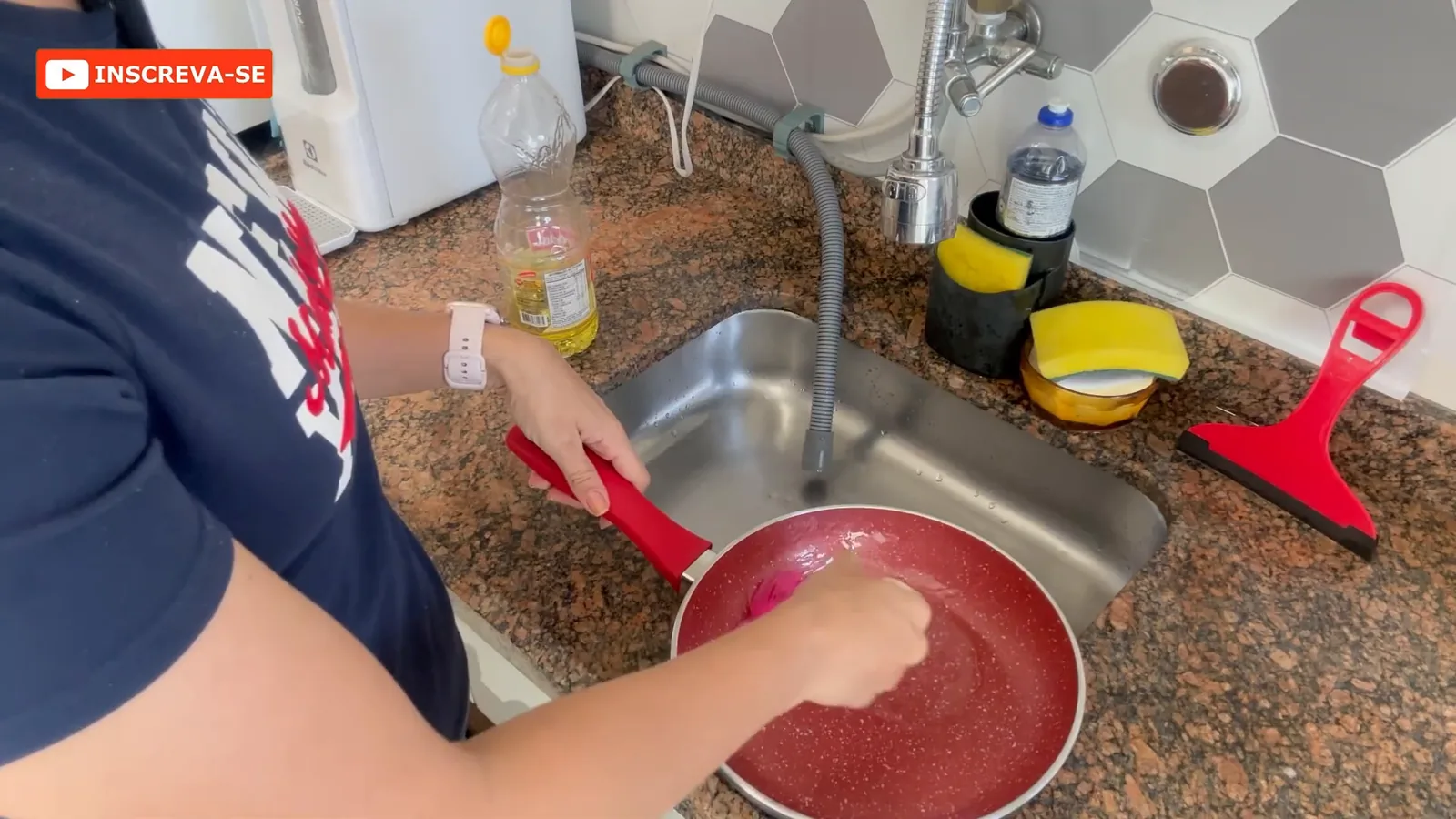 Aplicação de óleo com pincel para cura da frigideira antiaderente
