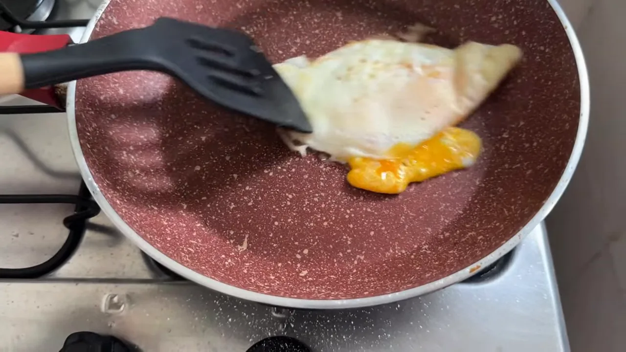 Preparo de ovo frito na frigideira cerâmica Philco Redstone sem grudar