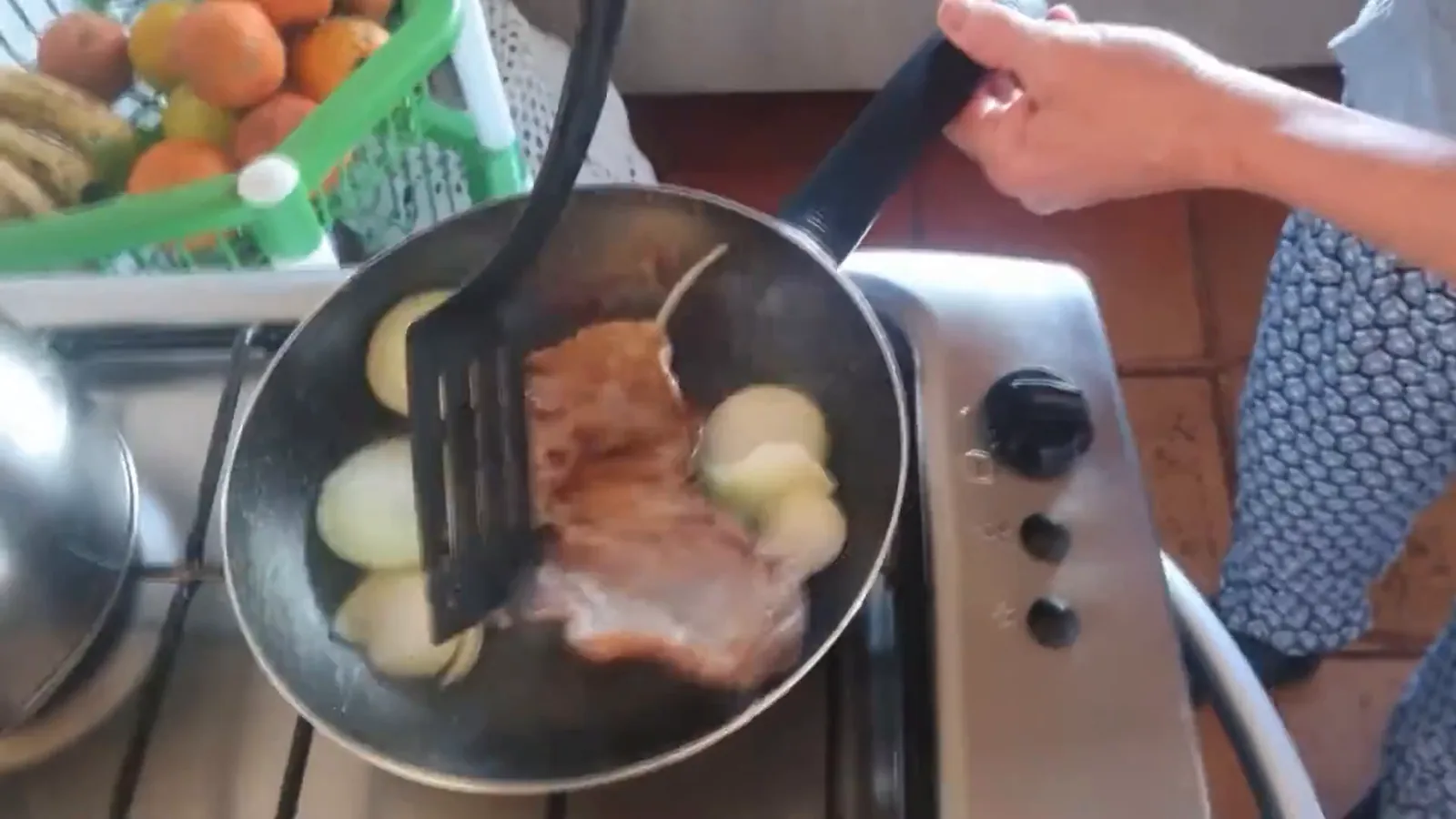 Carne sendo virada com espátula na frigideira Rochedo Stone Pro