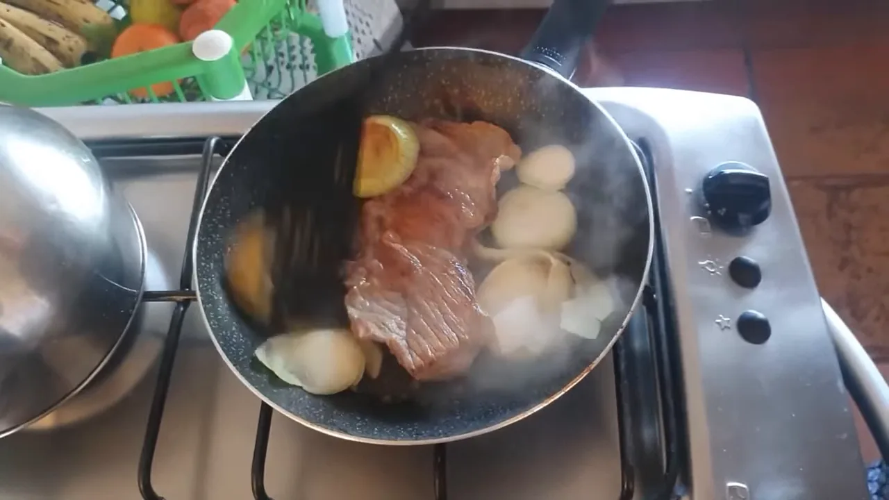 Movimentando alimentos na frigideira Rochedo Stone Pro durante o preparo