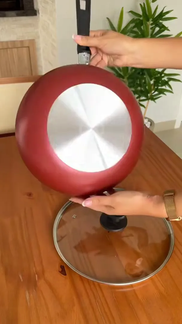 Fundo externo vermelho com base de alumínio da frigideira Tramontina