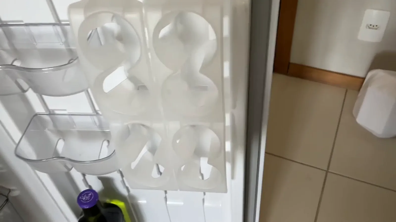 Compartimento da porta com suporte modular para até oito latas