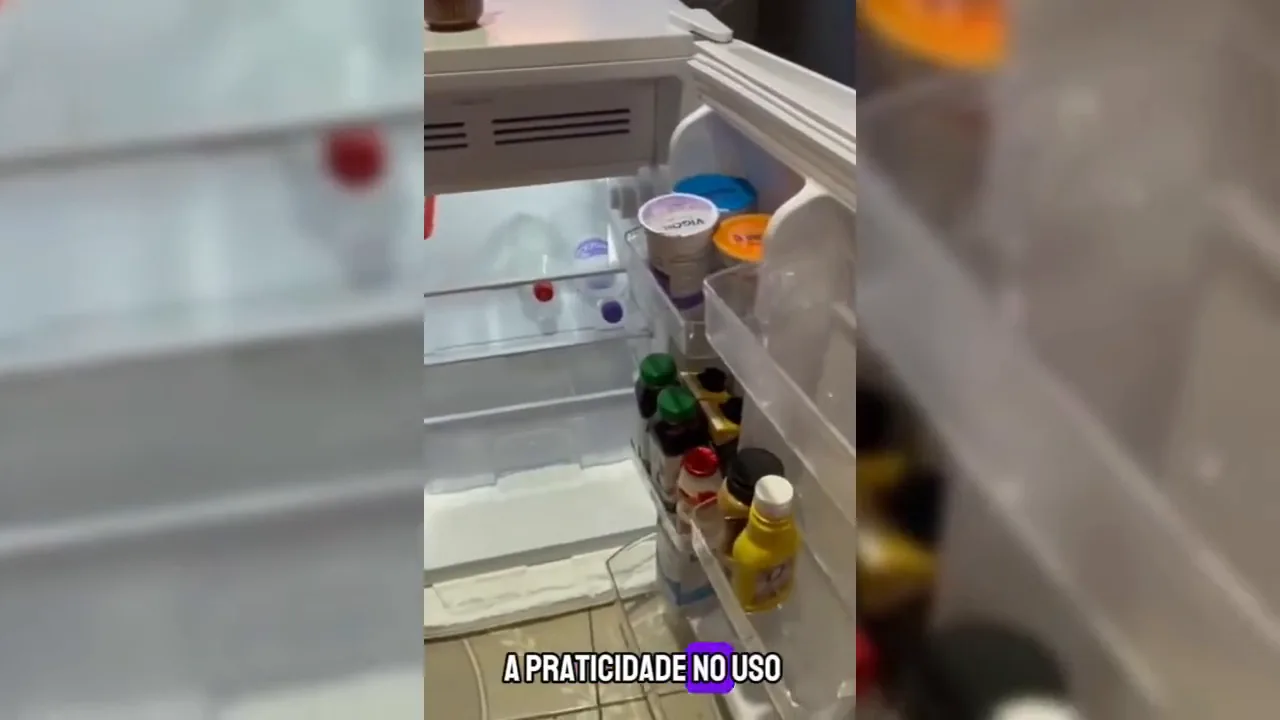 Porta com garrafas e prateleiras internas com alimentos organizados