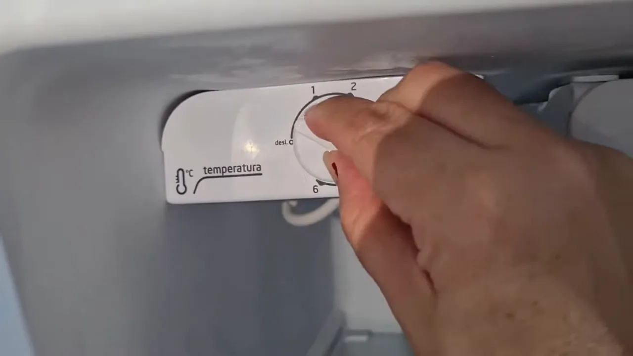 Regulagem manual do termostato de temperatura do frigobar Midea