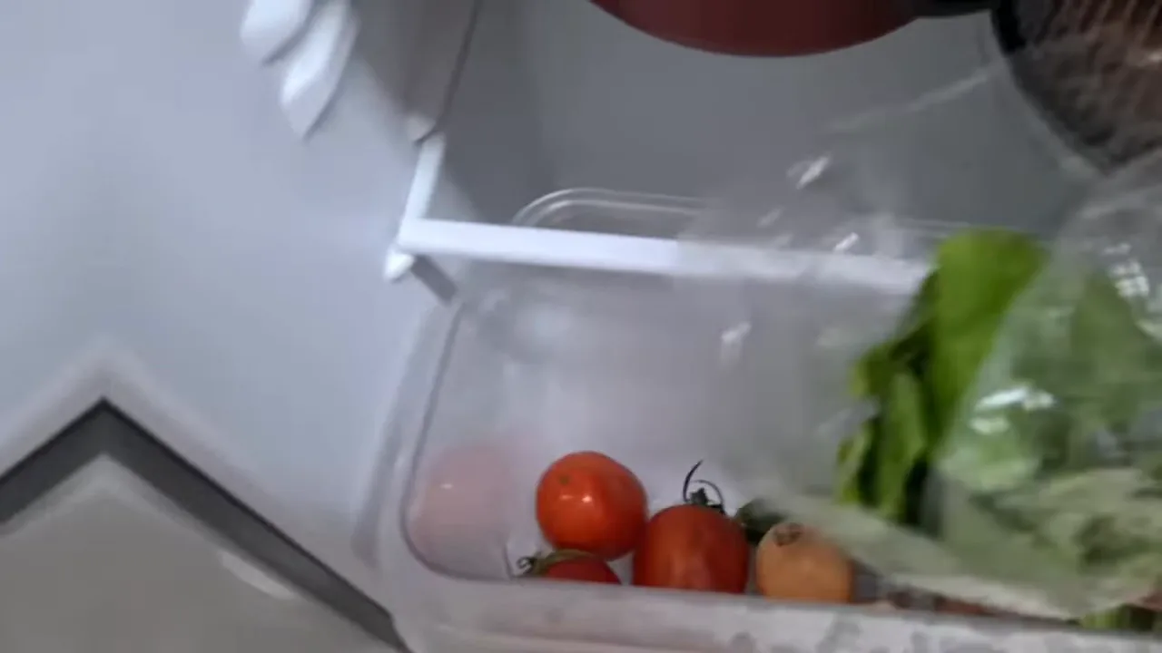 Gaveta inferior transparente do frigobar abastecida com legumes e verduras