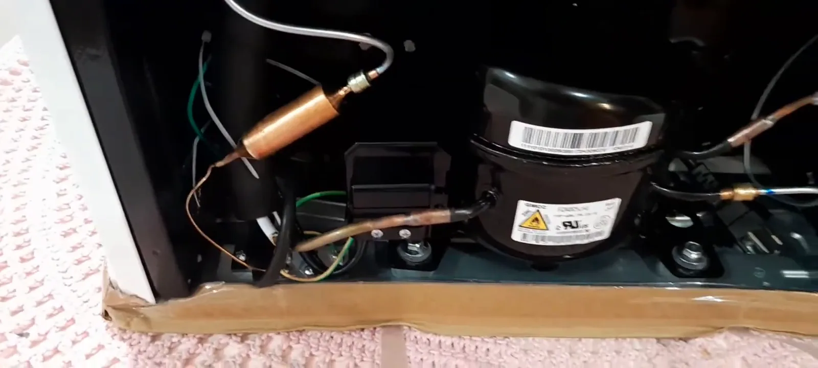 Compressor mecânico com gás refrigerante na traseira do frigobar Philco