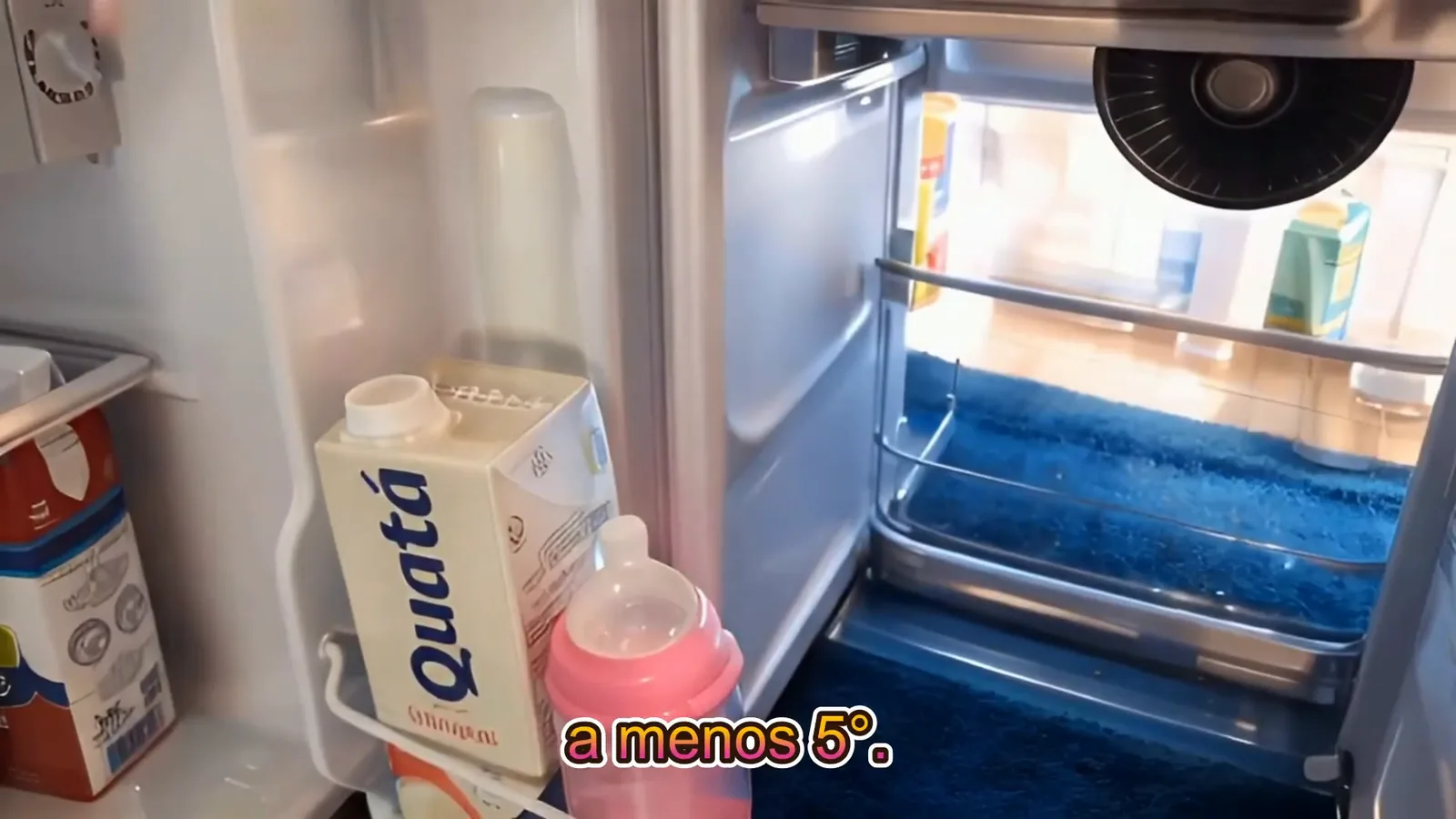Compartimento extra frio e prateleiras internas com leite e garrafa
