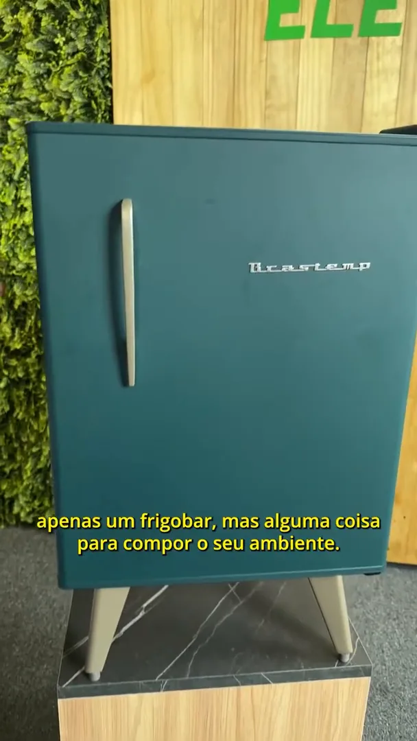 Frigobar Brastemp Retrô verde com puxador cromado e pés palito