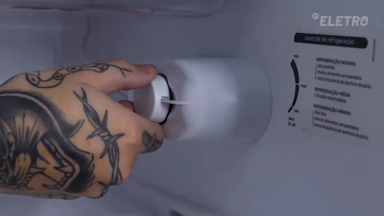 Controle de temperatura do frigobar sendo regulado pelo botão giratório