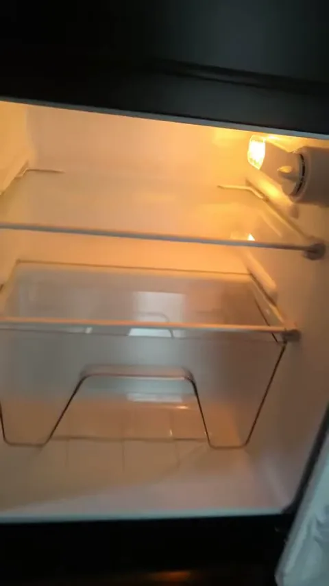 Refrigerador inferior com iluminação interna acesa e prateleiras de vidro