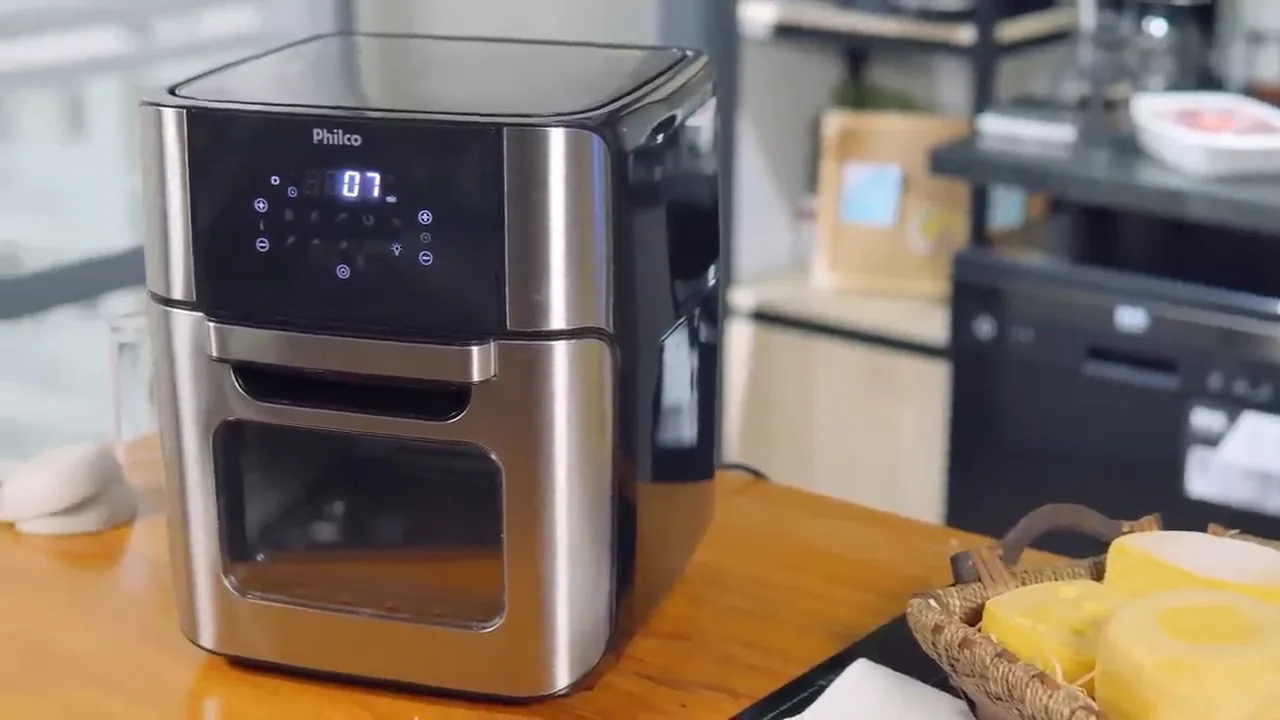 Fritadeira Philco Air Fry Oven PFR2200P em funcionamento na bancada