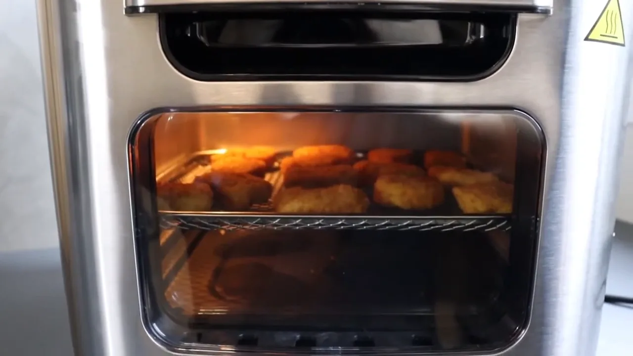 Luz interna acesa permitindo visualizar os alimentos durante o preparo