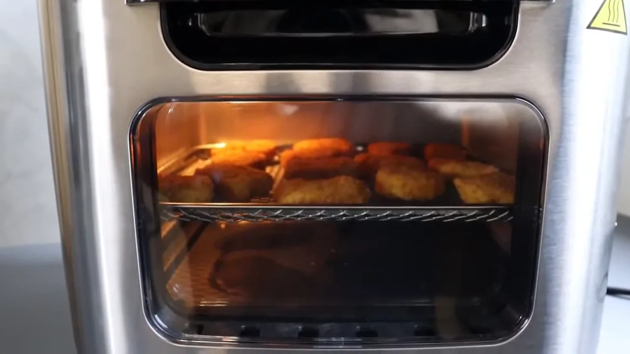 Visor iluminado mostrando alimentos assando dentro da fritadeira Philco