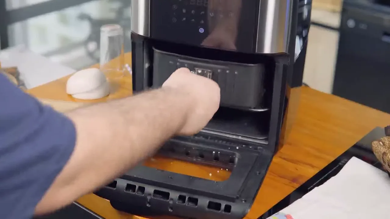 Inserção do cesto de carne e fechamento da air fryer