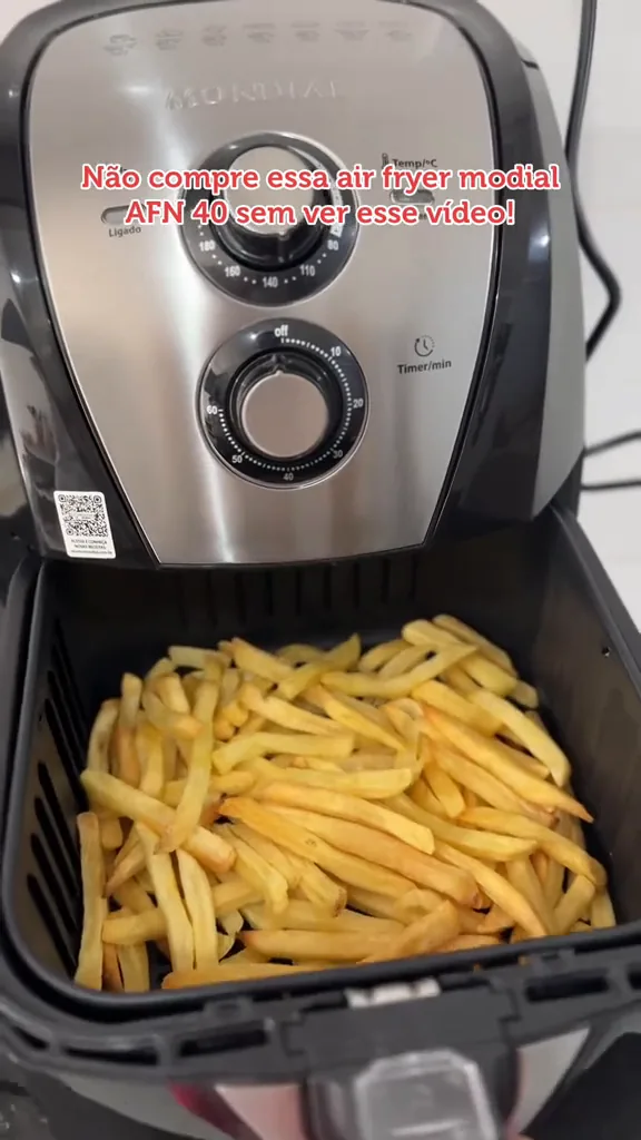 Cesto da air fryer Mondial Family com batatas fritas prontas