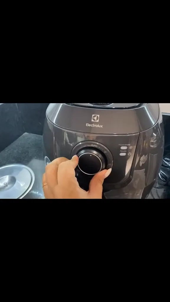 Acionamento do botão do timer iniciando o funcionamento da air fryer