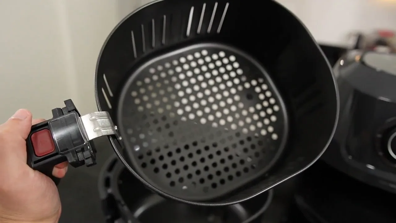 Cesto antiaderente removível da air fryer Electrolux de cinco litros