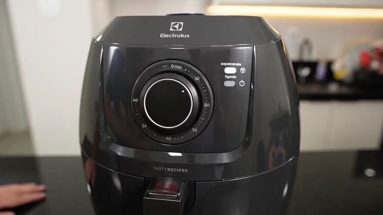 Air fryer Electrolux ligada com luzes indicadoras de aquecimento acesas