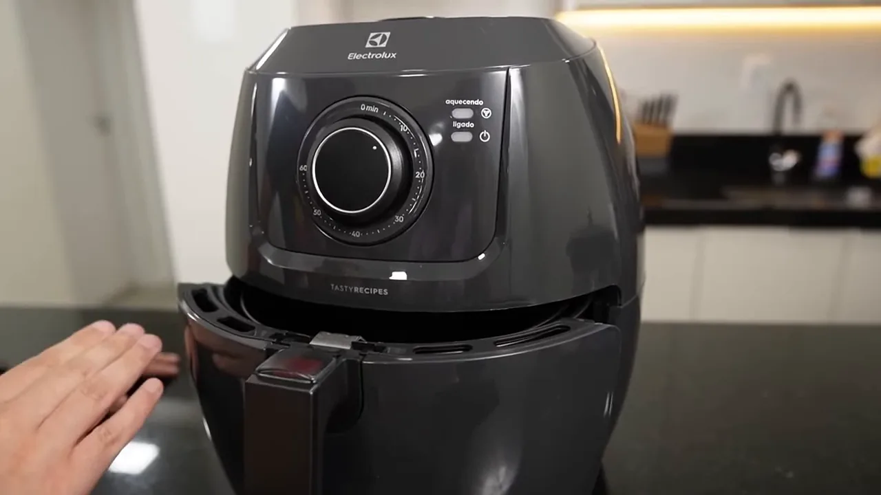 Abertura da gaveta ativando o desligamento automático de segurança