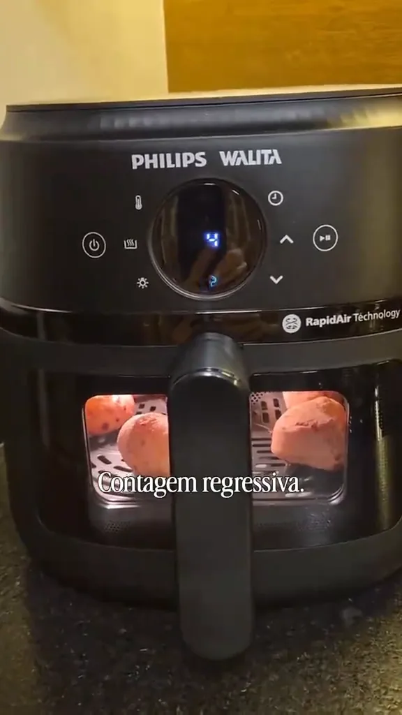 Fritadeira Philips Walita em funcionamento com visor frontal iluminado
