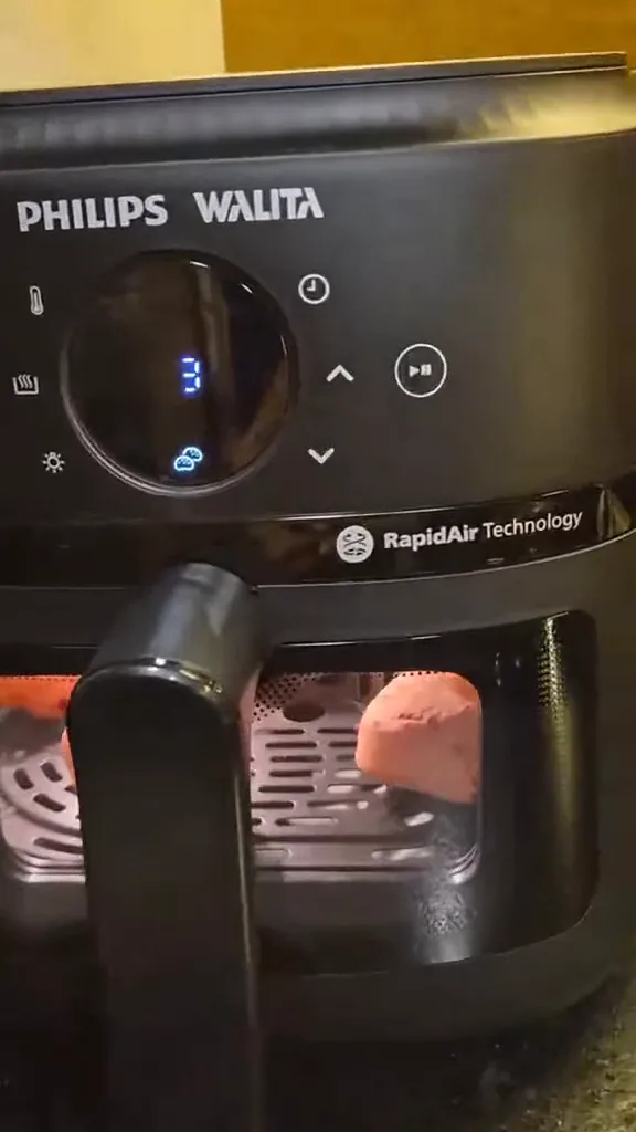 Fritadeira Philips Walita funcionando com visor iluminado e contagem regressiva