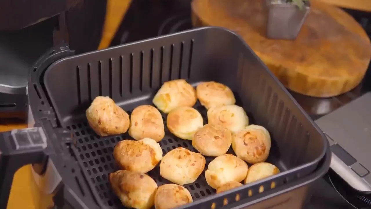 Cesto amplo com pães de queijo assados uniformemente