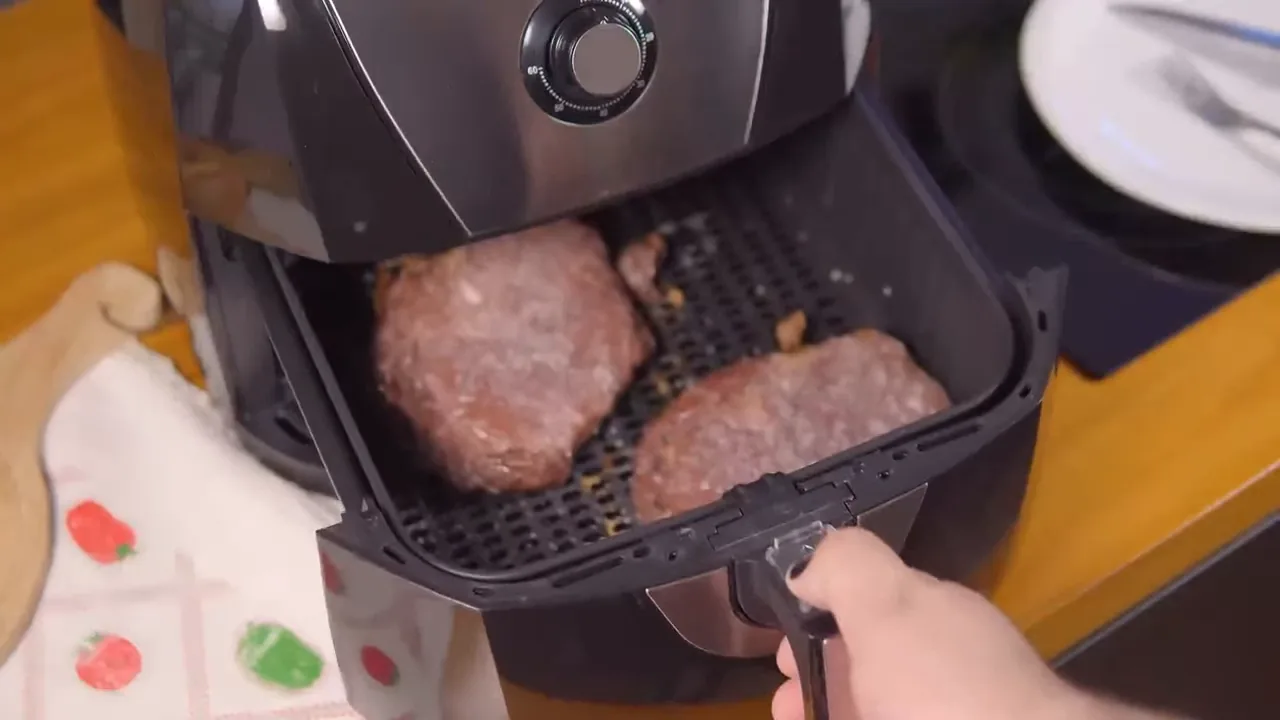Abertura da gaveta com carnes grelhadas no cesto espaçoso