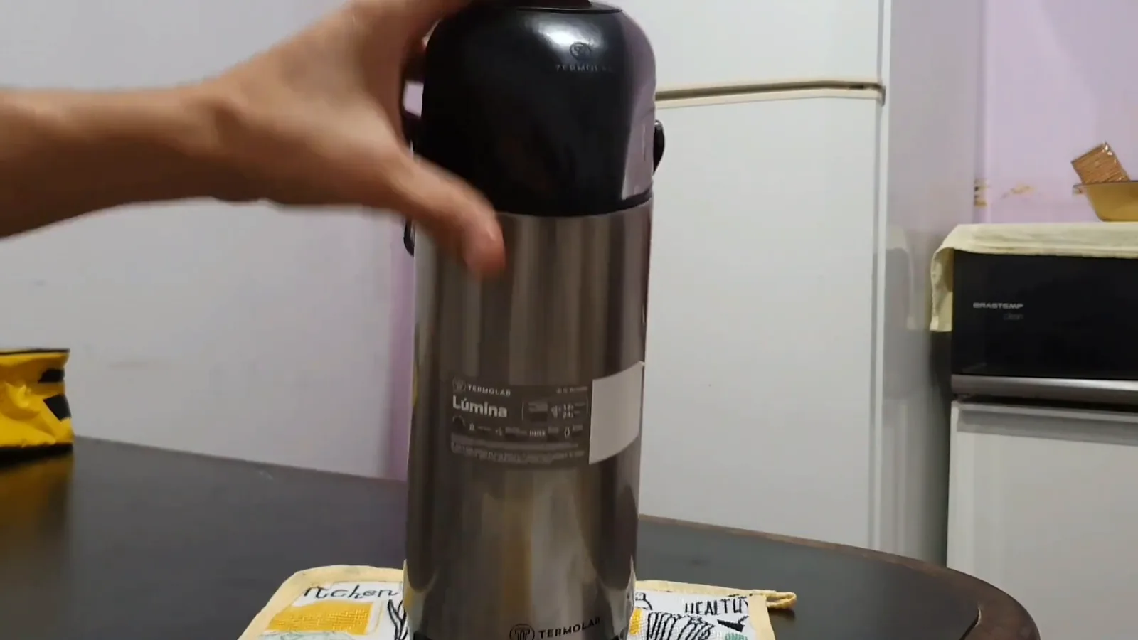 Pressionamento da bomba superior da garrafa térmica Termolar Lúmina