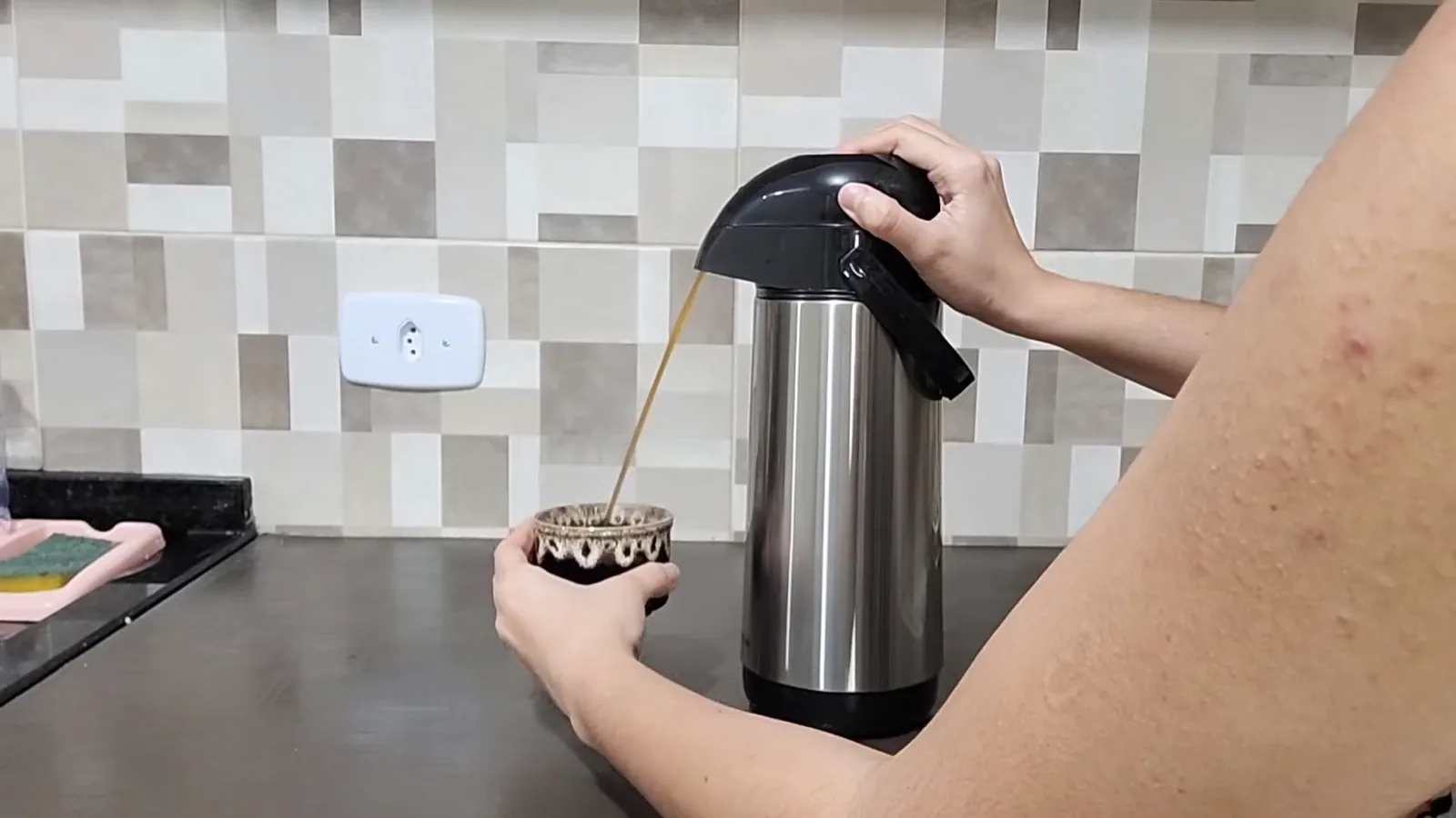 Acionamento da bomba de pressão servindo café na xícara