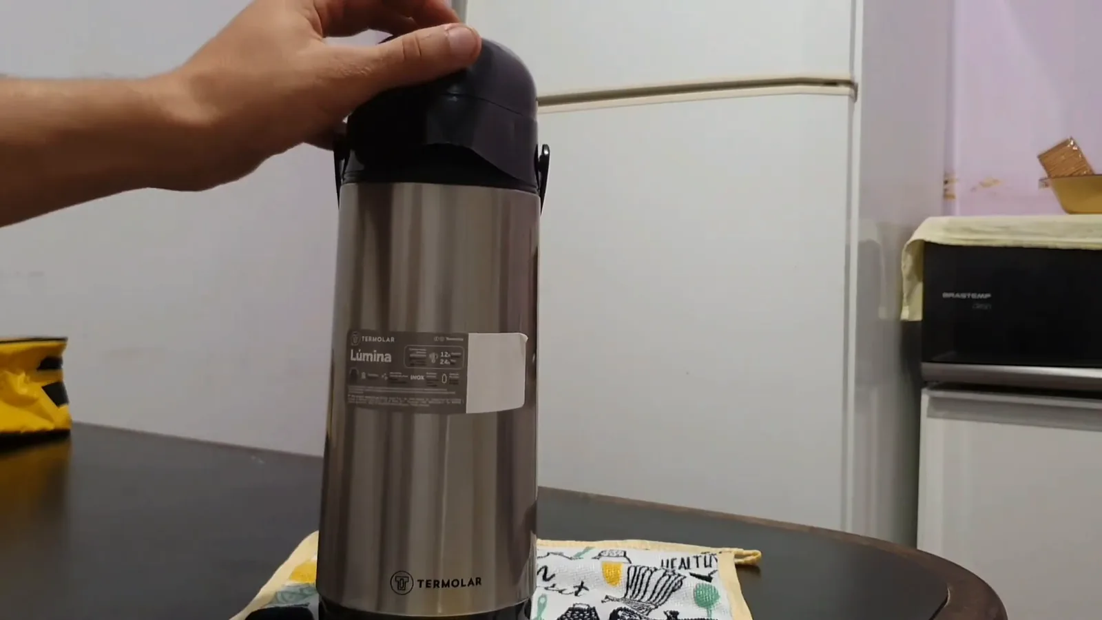 Teste do botão de pressão da garrafa térmica Termolar Lúmina