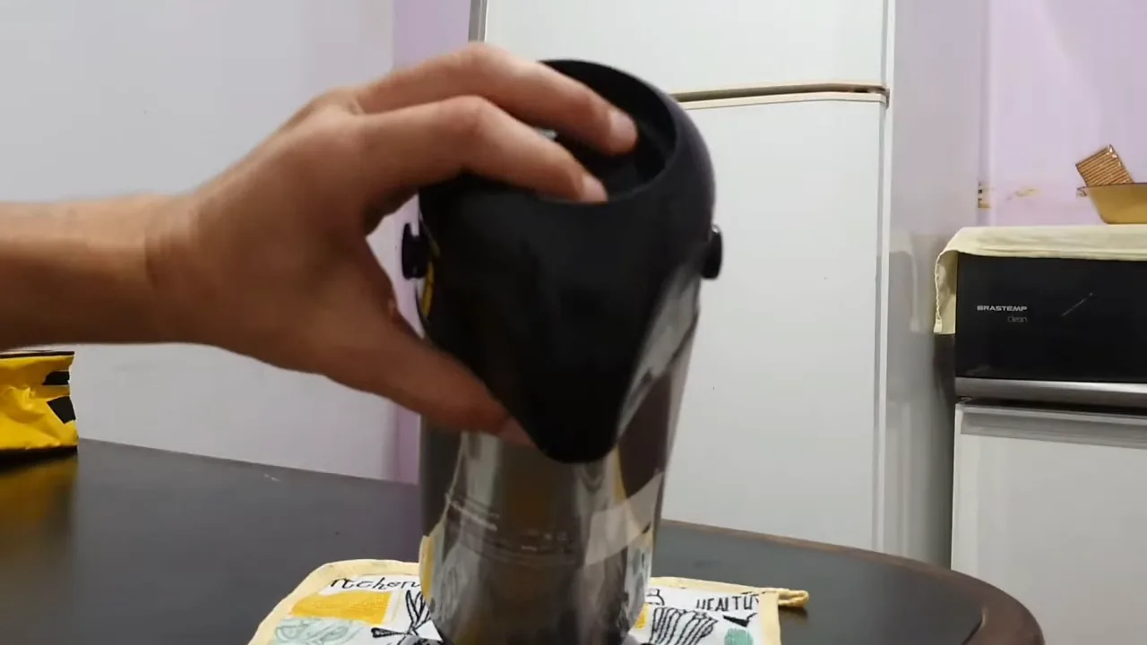 Acionamento manual da bomba de pressão na garrafa térmica Termolar