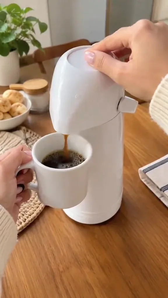 Garrafa térmica Termolar Magic Pump servindo café através da bomba de pressão