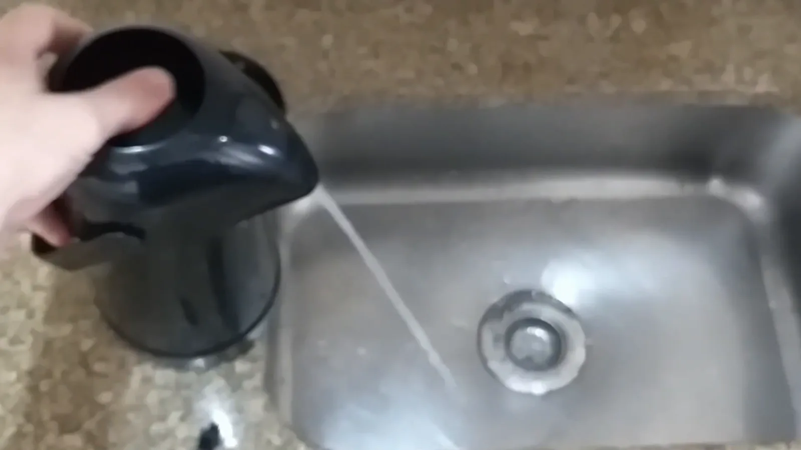 Pressionamento da garrafa térmica Termolar Magic Pump servindo água perfeitamente