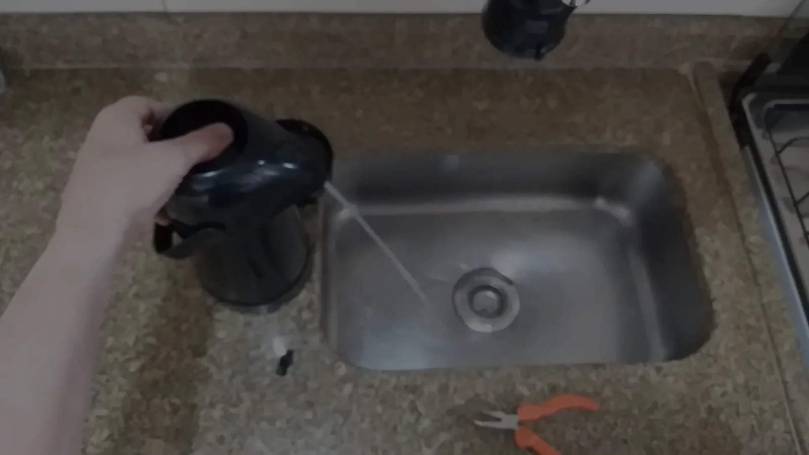 Bomba de pressão da garrafa térmica Termolar Magic Pump funcionando