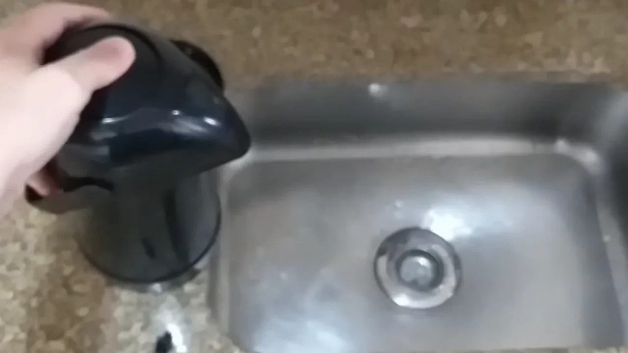 Acionamento da bomba da garrafa térmica Termolar Magic Pump servindo água