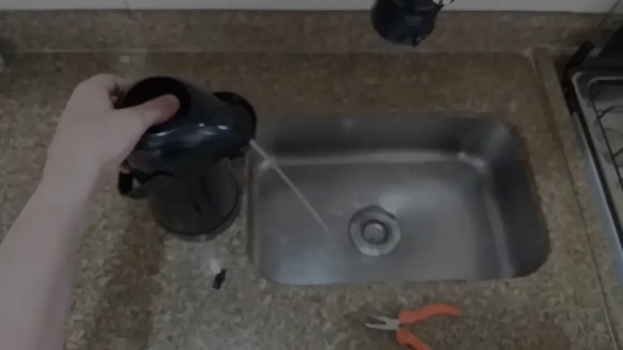 Garrafa térmica Termolar Magic Pump servindo jato contínuo de água