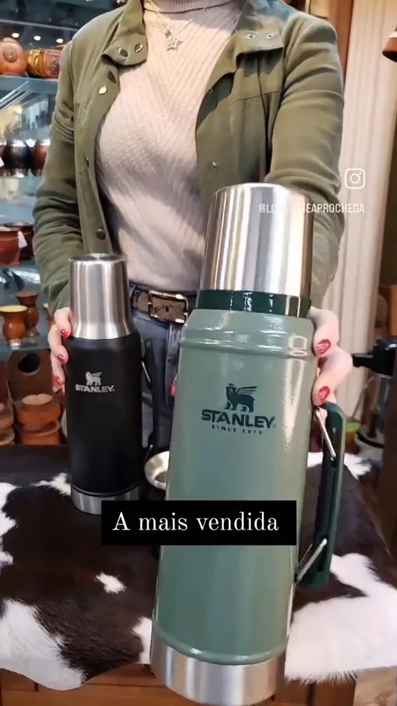 Garrafa térmica Stanley Classic verde de um litro com alça dobrável