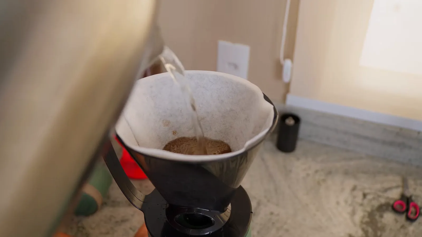 Despejando água quente no filtro de café sobre a garrafa