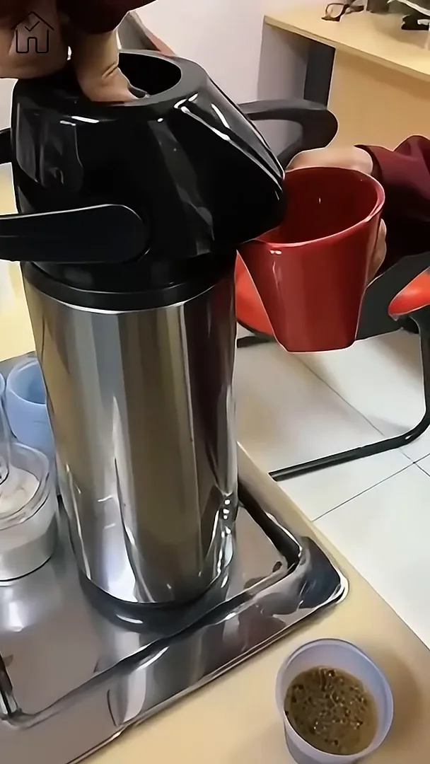 Garrafa térmica Invicta servindo café por acionamento de pressão