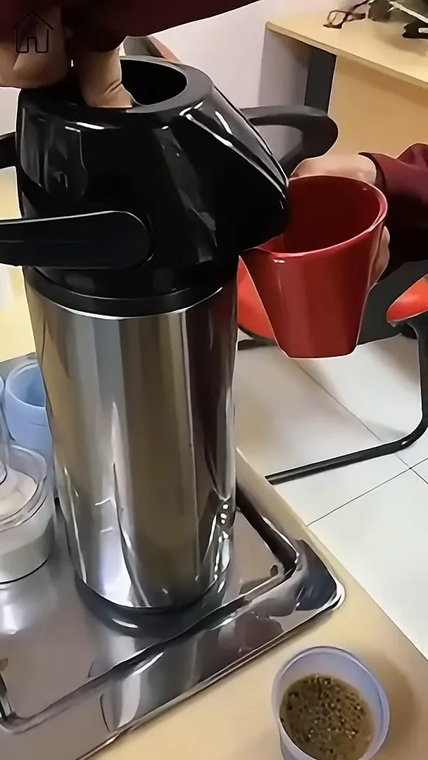 Acionamento da bomba de pressão servindo café na caneca