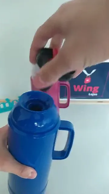 Remoção da rolha de rosca da garrafa térmica Mor Use